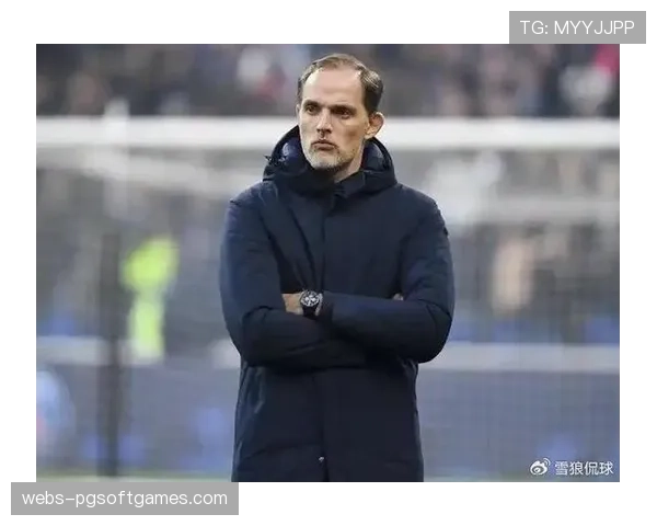 终场哨响,图赫尔与安切洛蒂握手后,径直走向裁判组进行交涉 终场哨响,图赫尔与安切洛蒂握手后,径直走向裁判组进行交涉